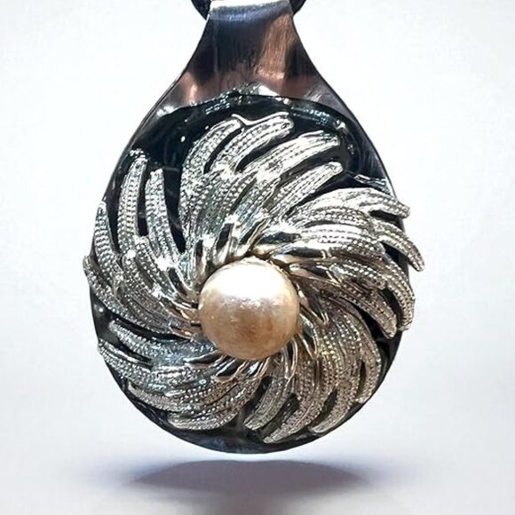 Silver-Tone Swirl Decorative Pearl Spoon Necklace - Picture 1 of 1